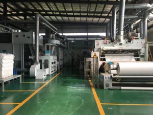 Esta é uma imagem da instalação de produção na fábrica de Yuanchen, mostrando uma linha de produção completa de feltro perfurado fabricado pela AUTEFA Solutions Germany.