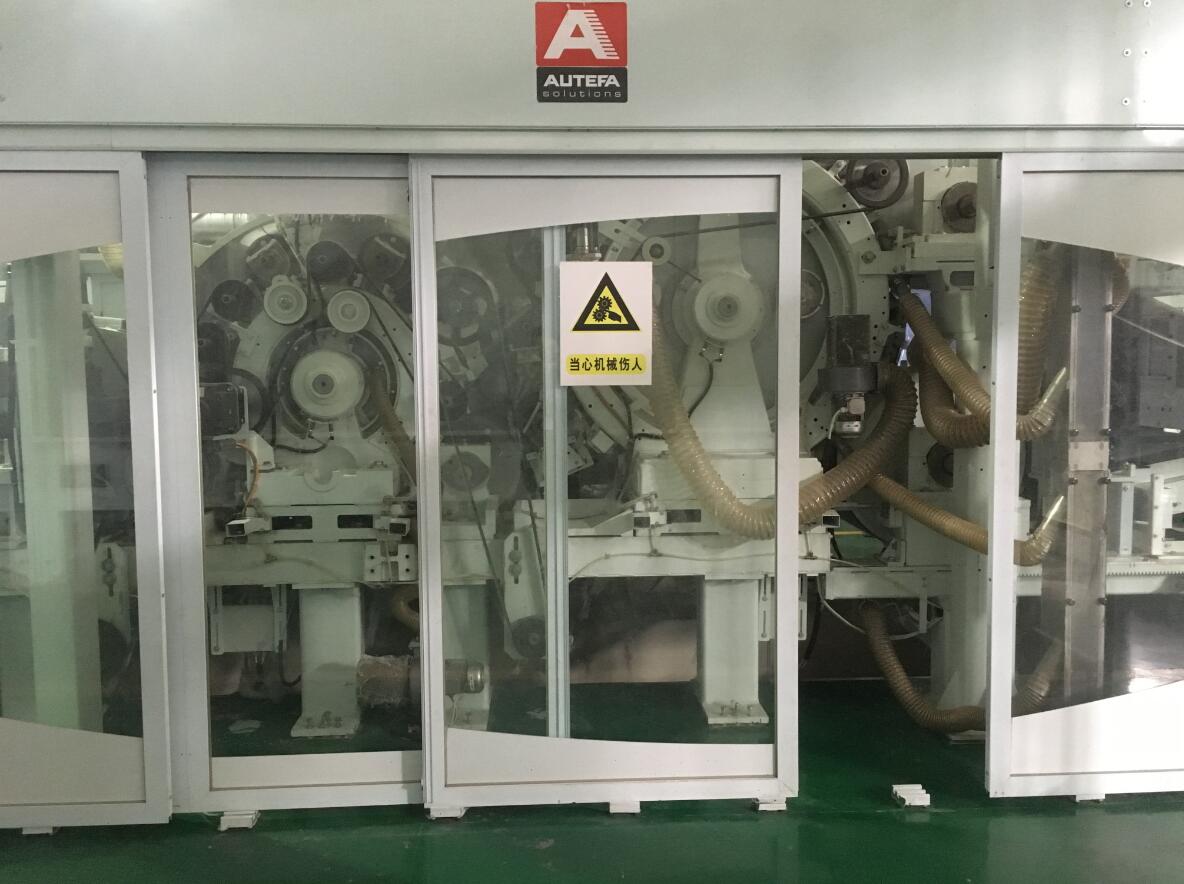 Il s'agit d'une image de l'installation de production de l'usine Yuanchen, montrant une ligne de production complète de feutre aiguilleté fabriquée par AUTEFA Solutions Allemagne.