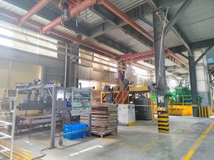 Esta es una imagen de las instalaciones de producción en la fábrica de Yuanchen, que muestra la línea de producción completa para producir catalizadores de panal DeNOx.